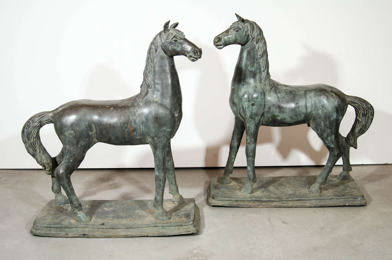 Ein elegantes und anmutiges Pferdepaar aus Bronze, wunderschön gegossen. Ursprünglich aus einem chinesischen Tempel in Vietnam, um 1900.
M460.