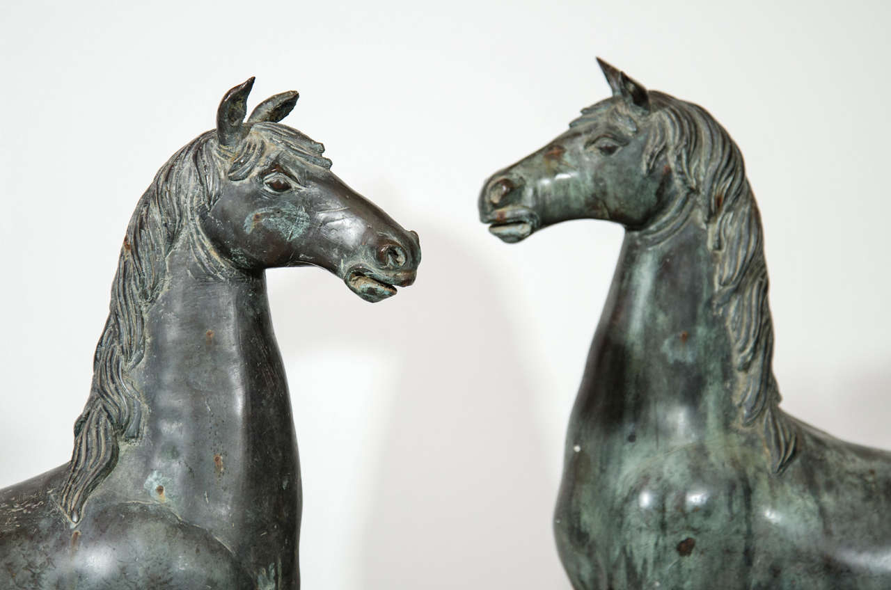 Chinois Paire de sculptures anciennes de chevaux en bronze en vente