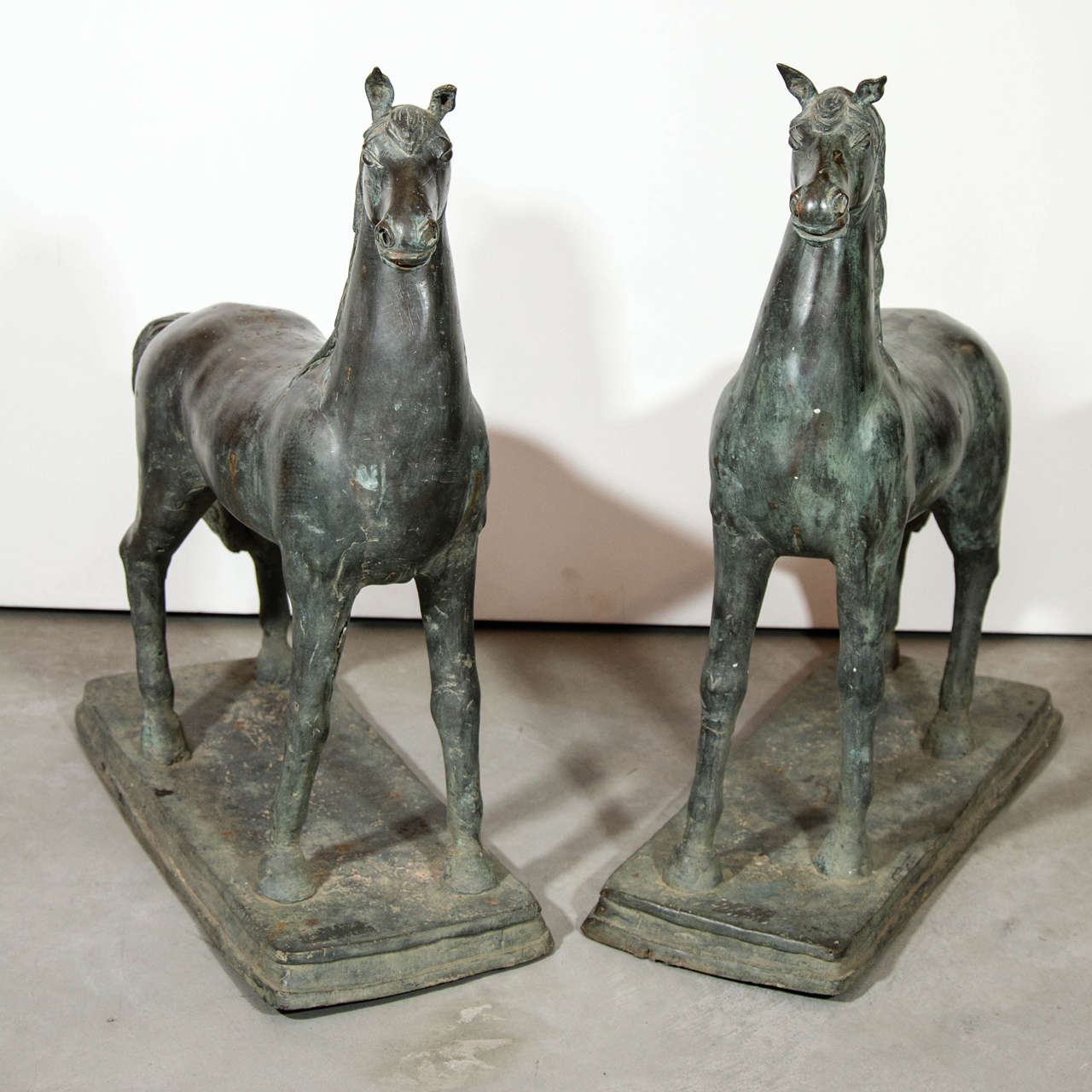 Paire de sculptures anciennes de chevaux en bronze Excellent état - En vente à New York, NY