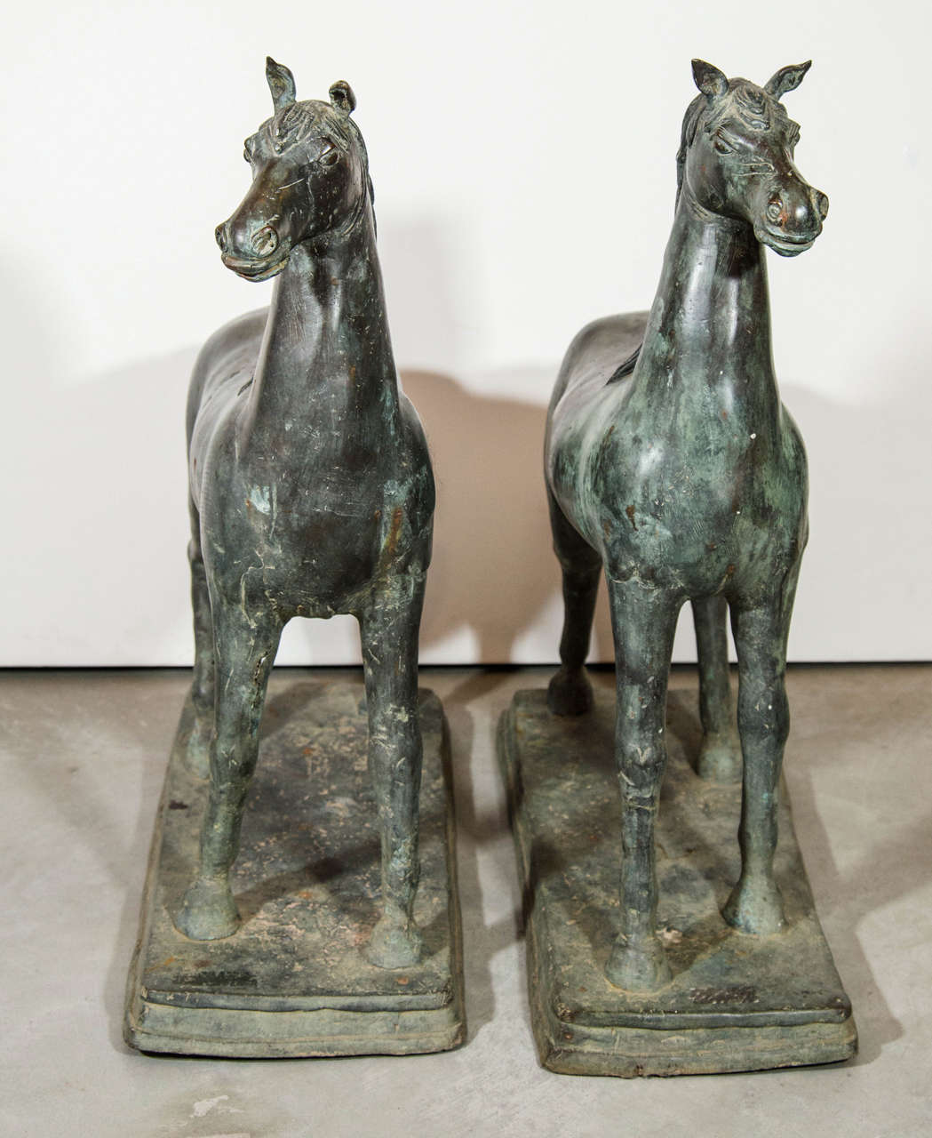 Début du 20ème siècle Paire de sculptures anciennes de chevaux en bronze en vente