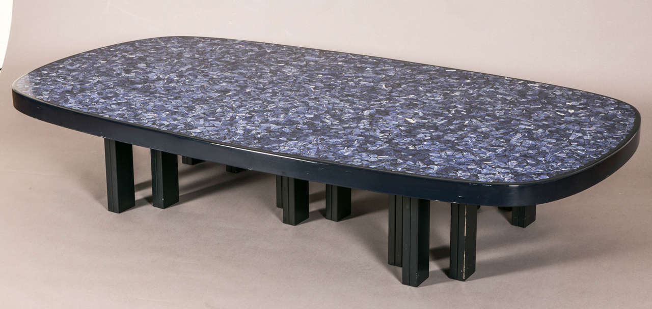 Large oval lapis lazuli coffee table, 1980's, by Fd DRESSE (1916-1989) and sons.
Lapis lazuli ((sodalite) mosaic inlaid in black resin, resting on five black metal tripod feet. Signed.
Certificate. 

Fernand Dresse was a Belgian painter and