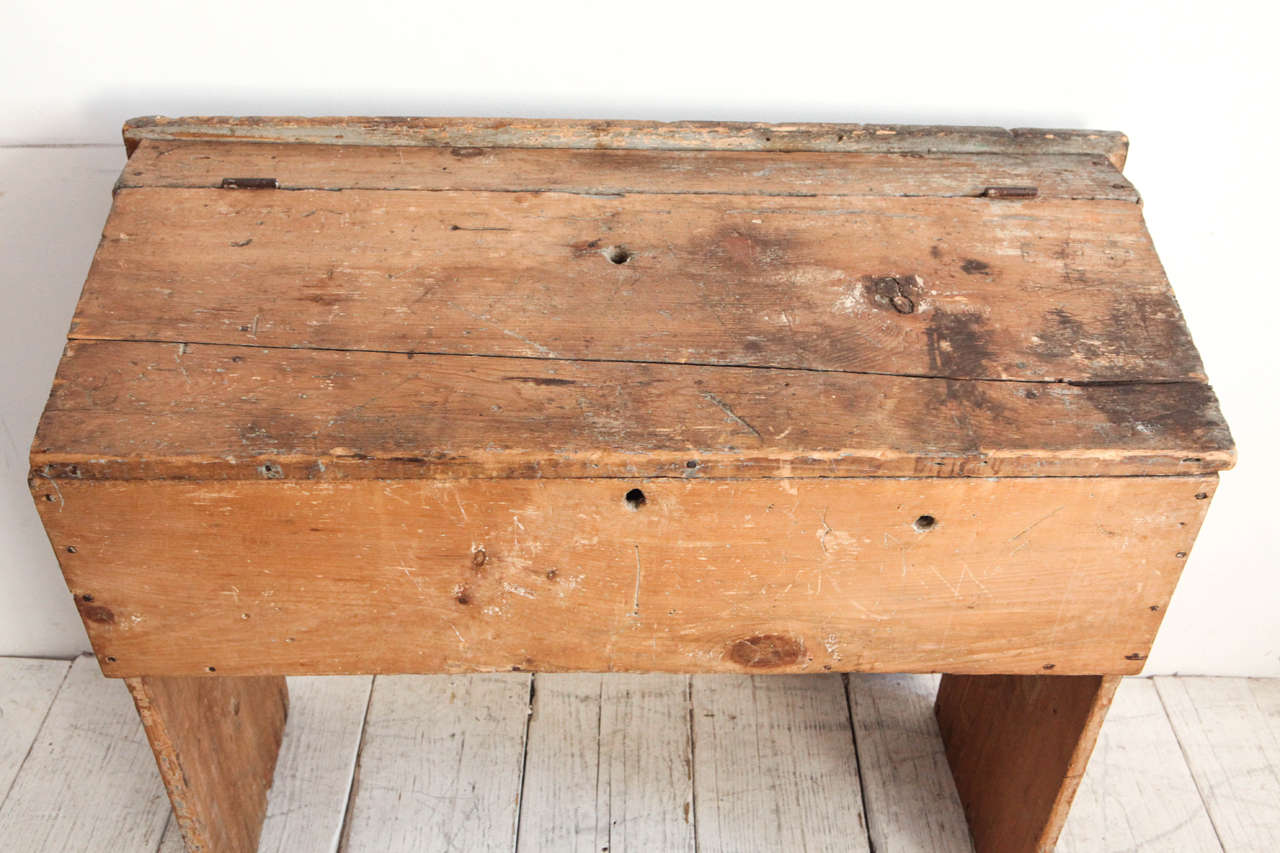 Early American Rustic Wooden Console Bin In Good Condition In Los Angeles, CA