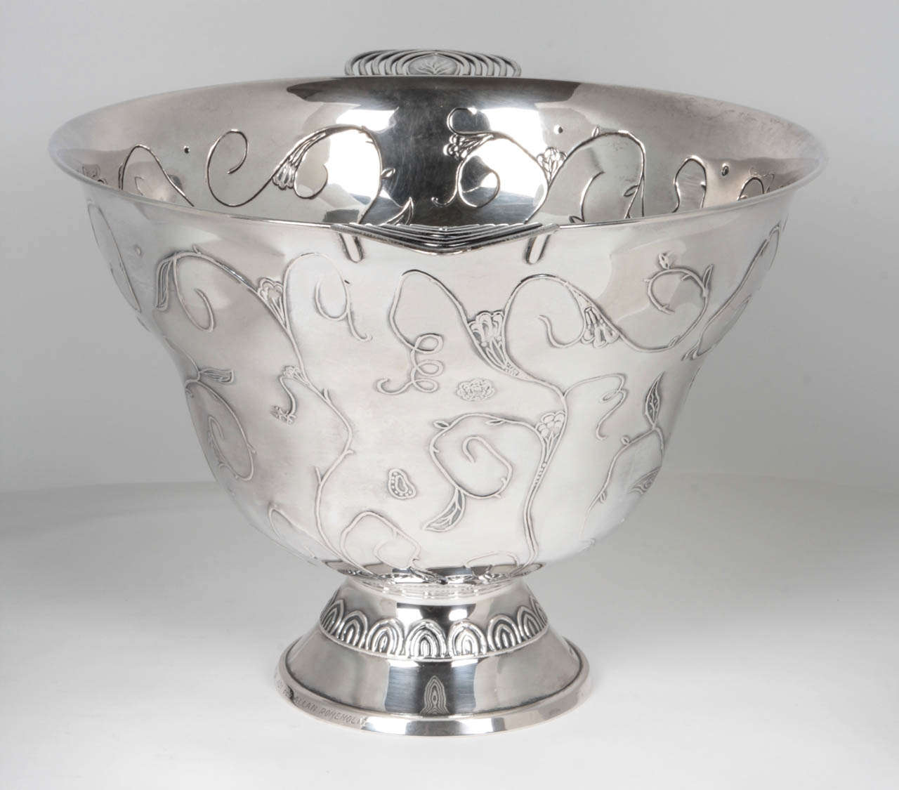SUOMEN KULTASEPPÄ OY  Turku, Finland  
(FINNISH GOLDSMITH COMPANY, LTD.)

Silver bowl   1925

Hand wrought and repoussé silver with an overall scrolling leaf, blossom and vine motif, applied stylized open work silver handles 

Marks: 