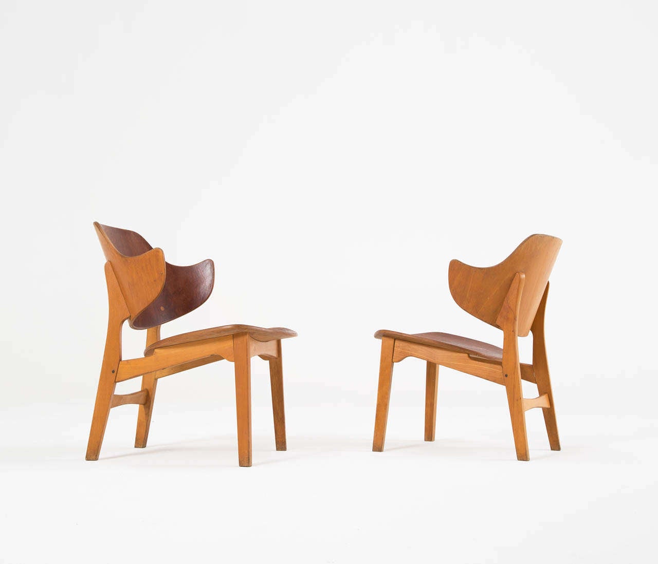 Pair of Plywood Lounge Chairs by Ib Kofod-Larsen In Excellent Condition In Waalwijk, NL