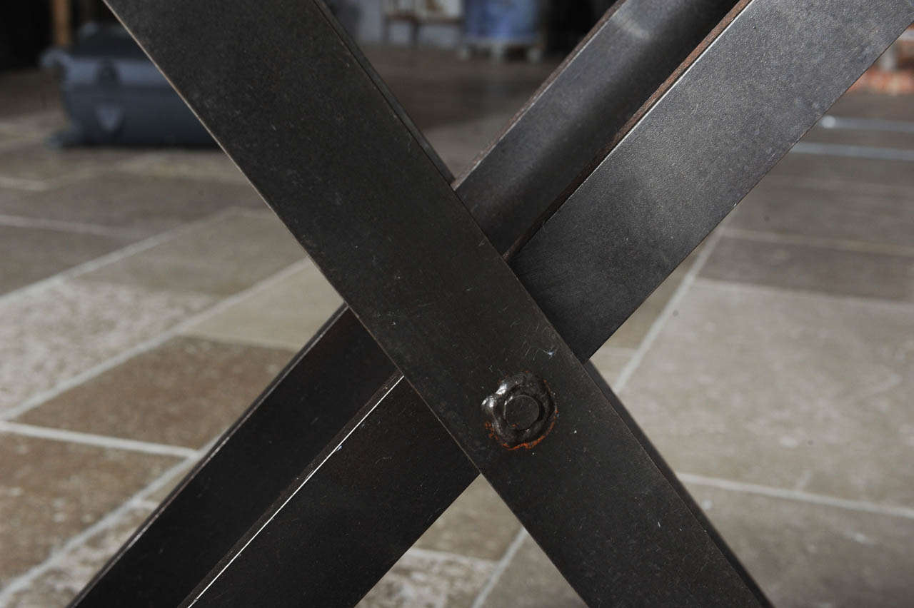 Schmiedeeiserner Schere-Tisch aus poliertem Stahl im Zustand „Gut“ in Baambrugge, NL