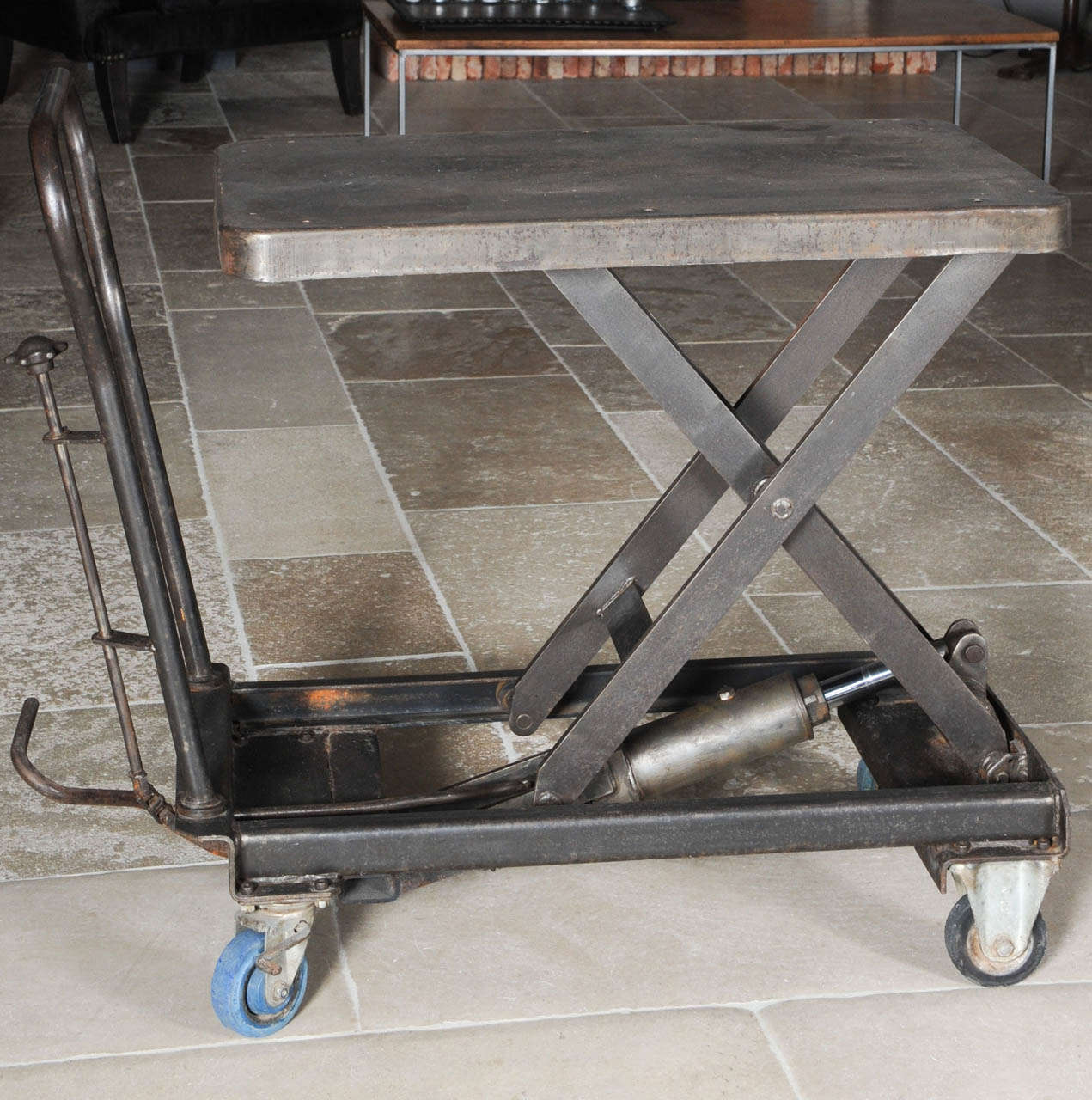 Schmiedeeiserner Schere-Tisch aus poliertem Stahl 2