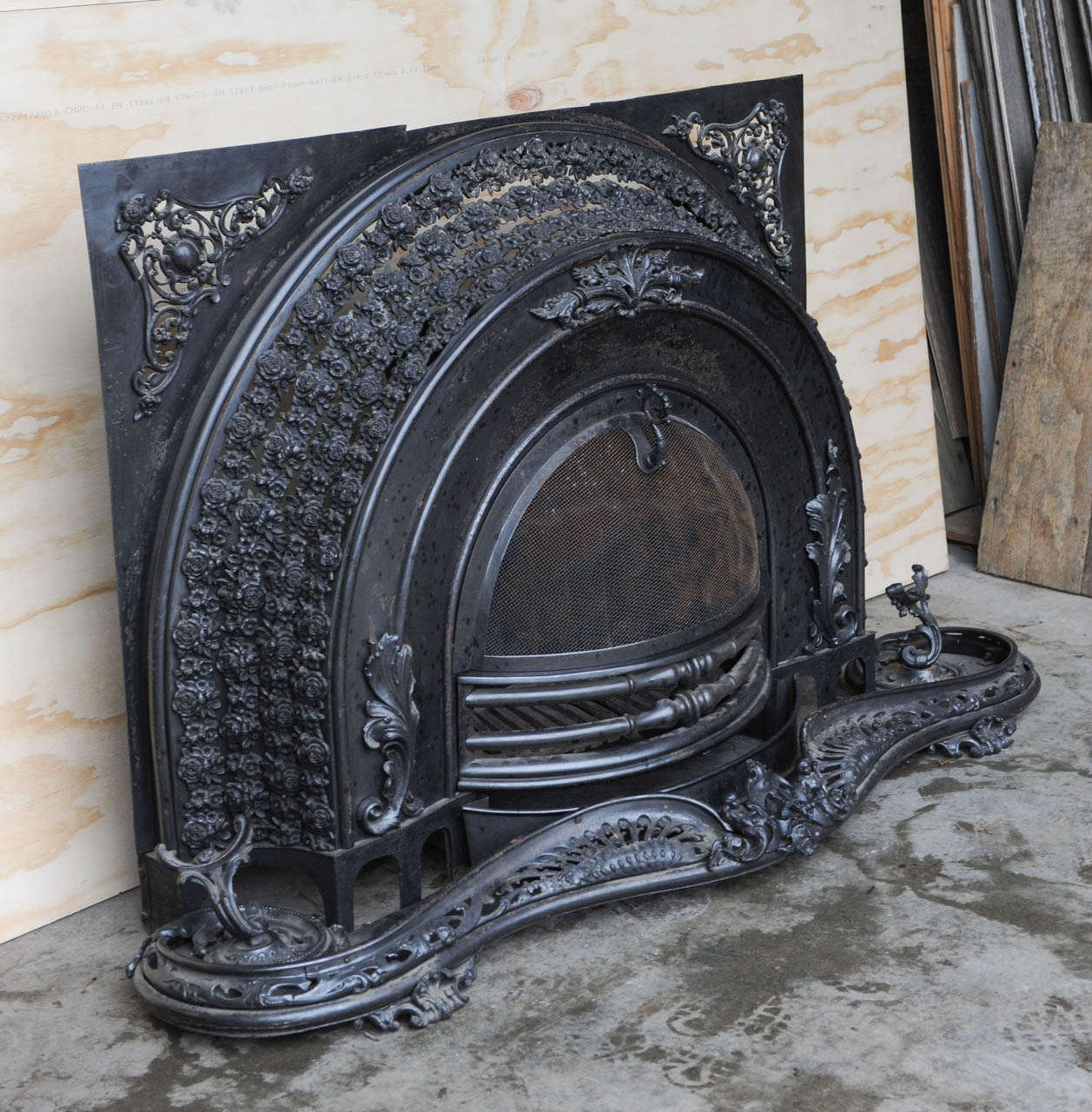 Arched shape, complete with it's original scrolled fender and crate insert. The wrought iron base with scrolled feet. Great Steampunk look.
We bought it form a Amsterdam canalhouse, it could also work well in a modern environment.