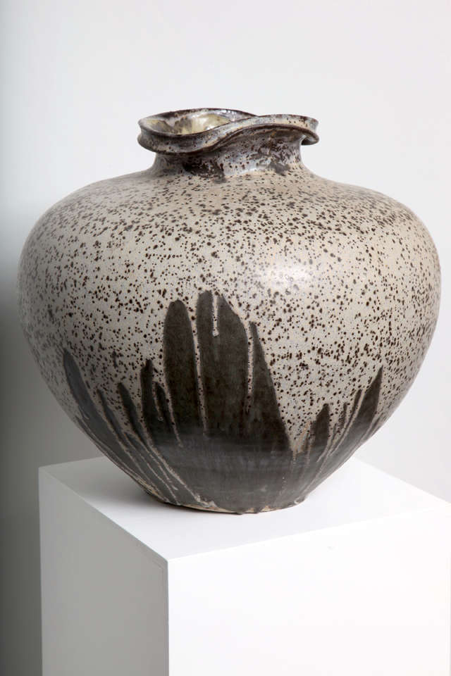 A large scale stoneware jar with stoney white spotted glaze. Of classic jar form with a asymmetric neck.

Paul Chaleff - American 

Public Collection

Metropolitan Museum of Art
Museum of Modern Art
Museum of Fine Arts
Los Angeles County
