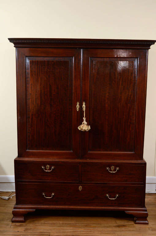 Georgian, Mahogany Linen Press In Excellent Condition For Sale In New York, NY