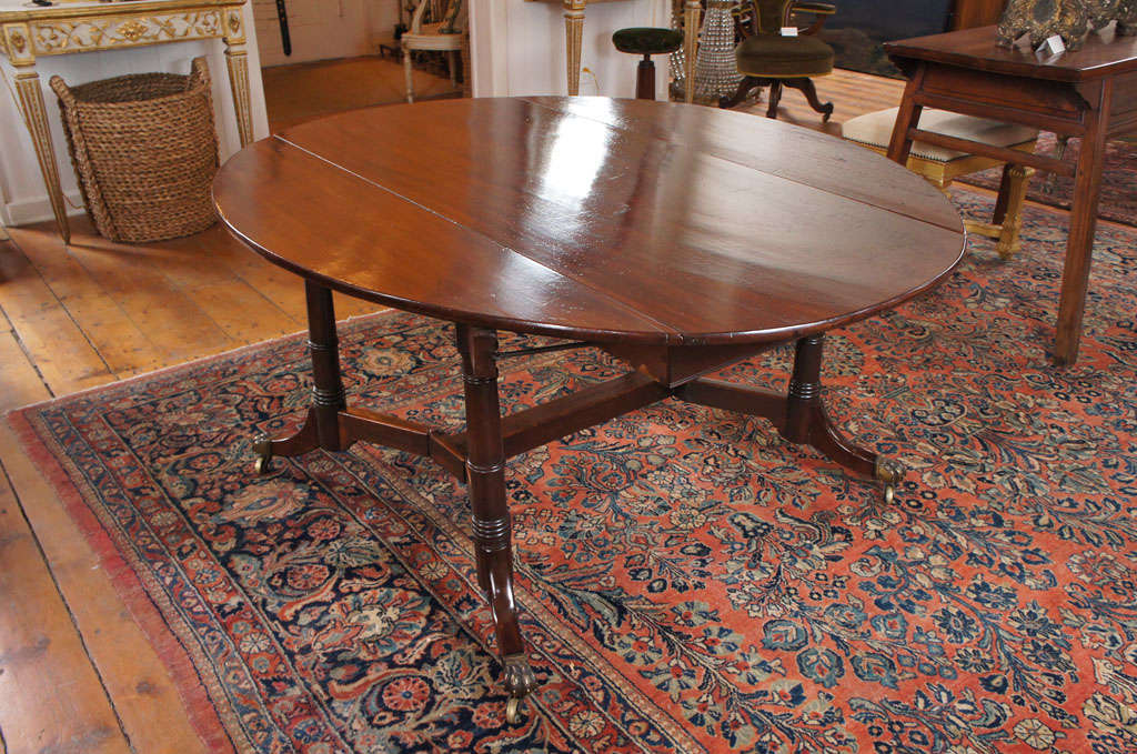 Regency Mahogany Drop-Leaf Dining Table In Excellent Condition In Millbrook, NY