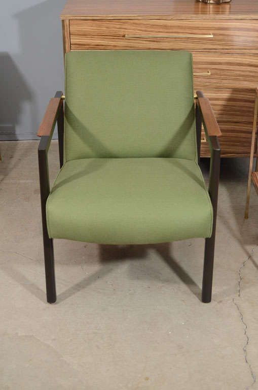 Pair Of ebony, brass and linen lounge chairs In Excellent Condition For Sale In New York, NY