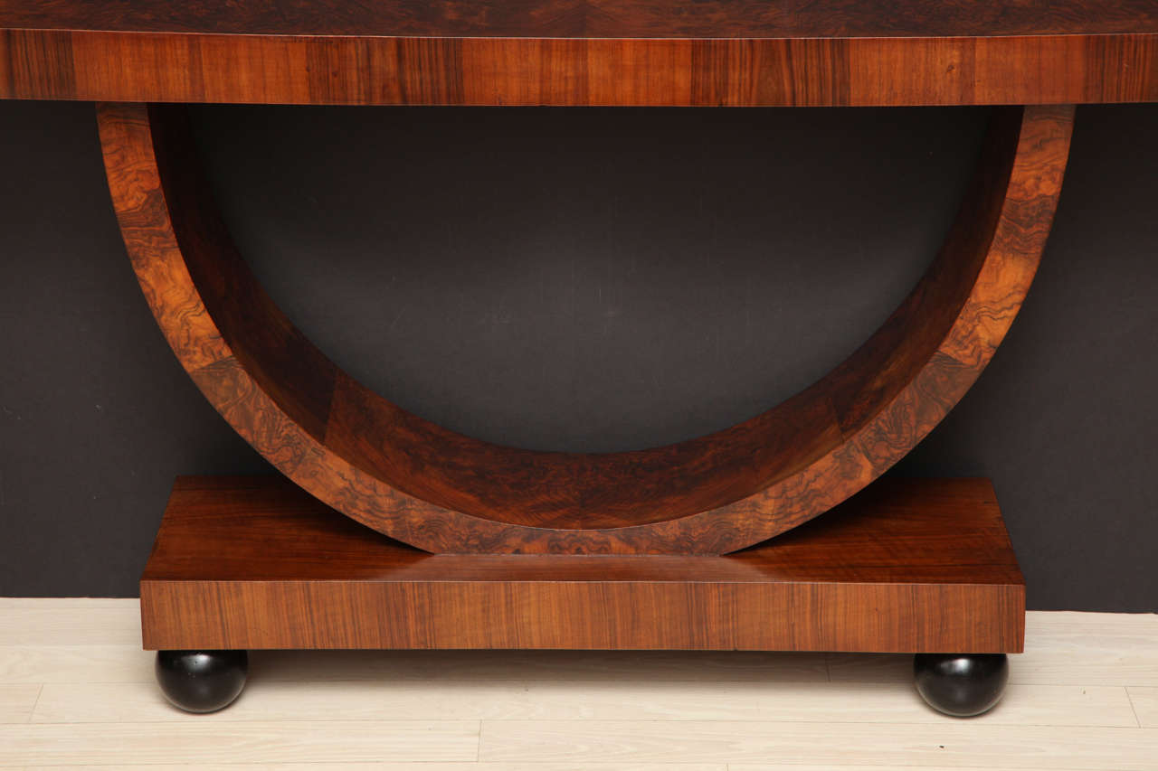 Italian Art Deco Cuved Walnut Console Table, circa 1930-1940s In Excellent Condition In New York, NY