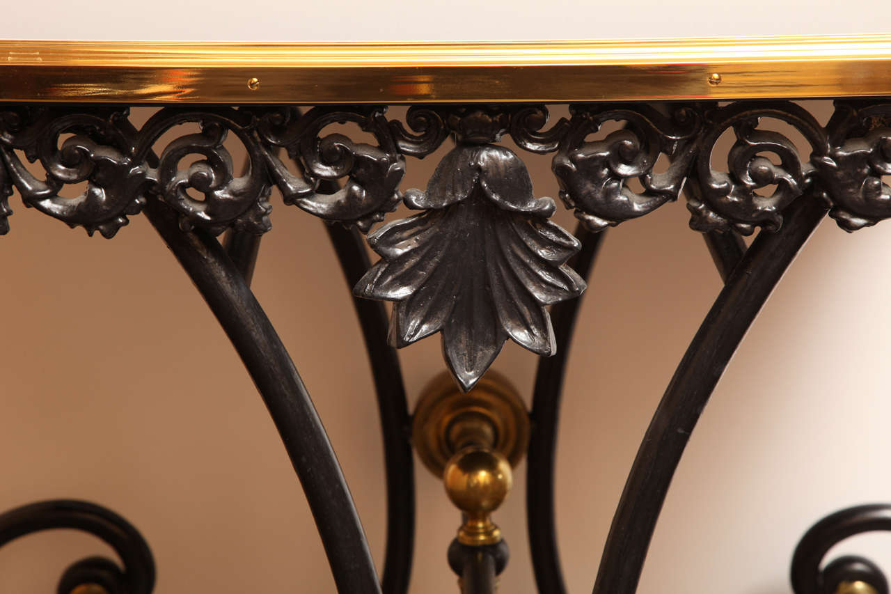 Mesa francesa del siglo XIX sobre ruedas con tablero moderno de cristal negro Francés en venta