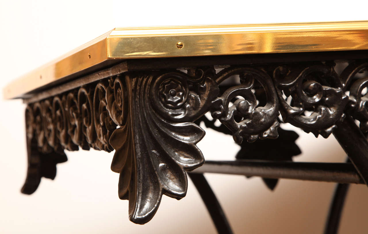 Mesa francesa del siglo XIX sobre ruedas con tablero moderno de cristal negro Fines del siglo XIX en venta