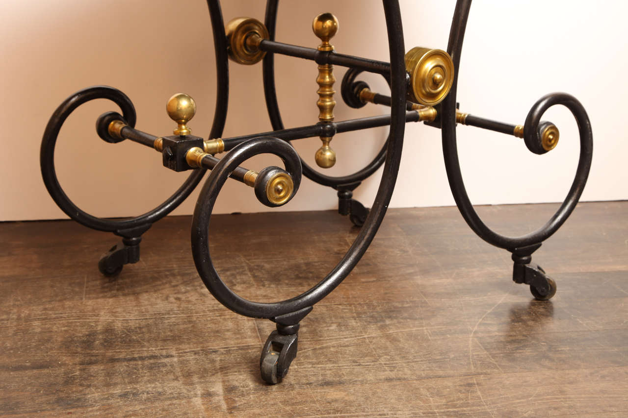 Mesa francesa del siglo XIX sobre ruedas con tablero moderno de cristal negro Latón en venta