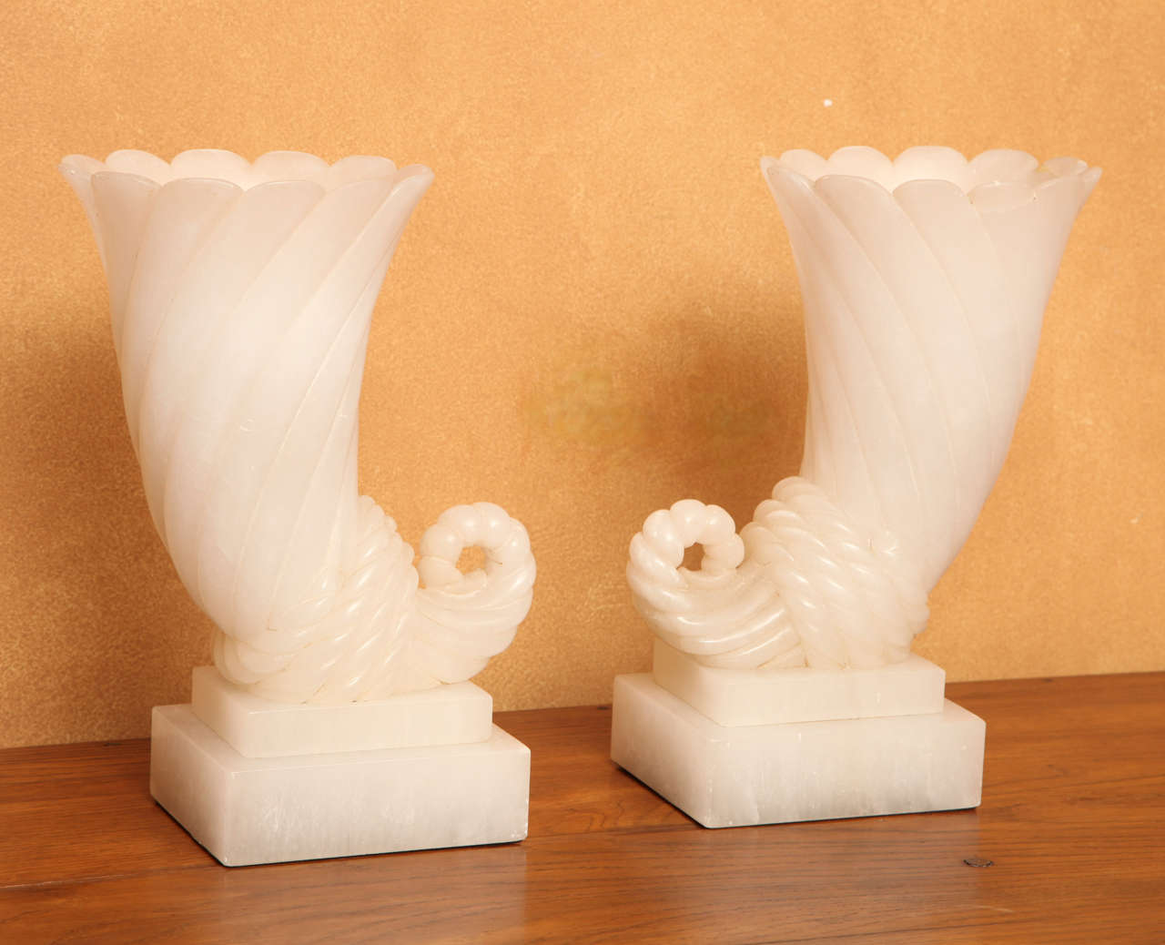 Neoclassical Pair of Italian 1930s Alabaster Lamps For Sale