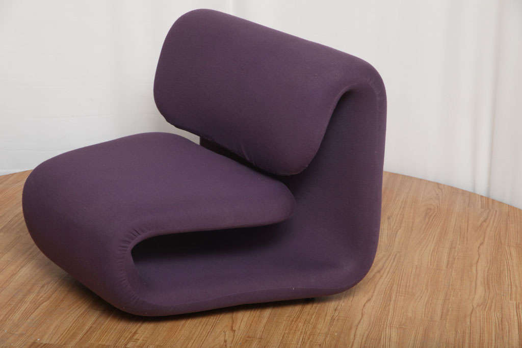 Cette chaise fait un usage astucieux d'un cadre intérieur en tube métallique:: qui lui confère flexibilité et soutien.  Avec une généreuse couche de mousse et de tissu extensible:: cette chaise est aussi confortable qu'elle est accrocheuse et