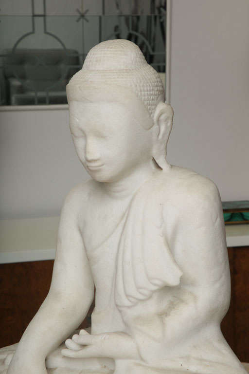 Superb 18th Century Burmese Alabaster Buddha In Excellent Condition For Sale In New York, NY