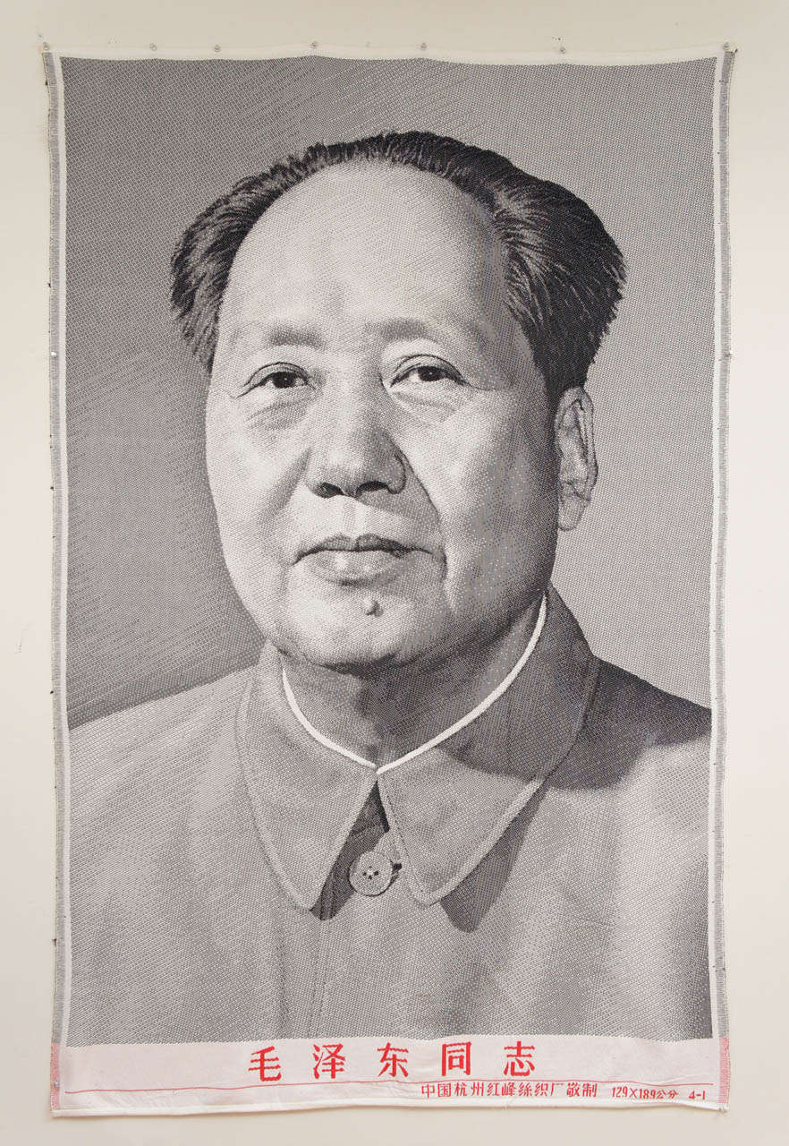 Eine lebendige Erinnerung an das propagandistische China der 1970er Jahre. 
Diese große gewebte Darstellung des Vorsitzenden Mao ist ein wunderbares Beispiel für diese Epoche. 
Tolle Details und chinesische Grafikdetails