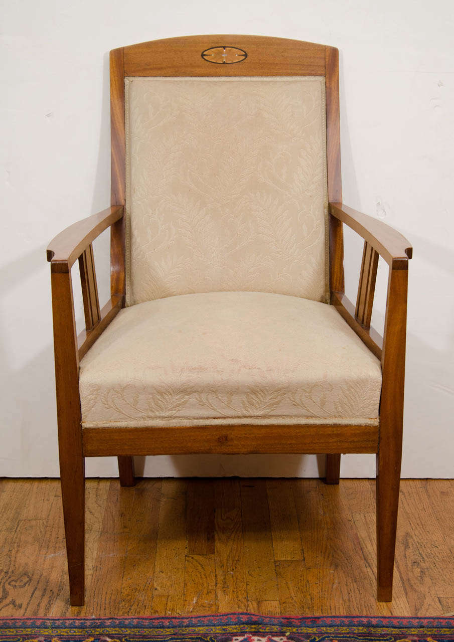 Diese Stühle aus massivem Mahagoni mit Intarsien aus Ebenholz, Birke und Perlmutt sind Teil einer Sitzgruppe, zu der auch ein passender Sessel und sechs passende Beistellstühle gehören, die separat erhältlich sind. Das zu Beginn des 20. Jahrhunderts