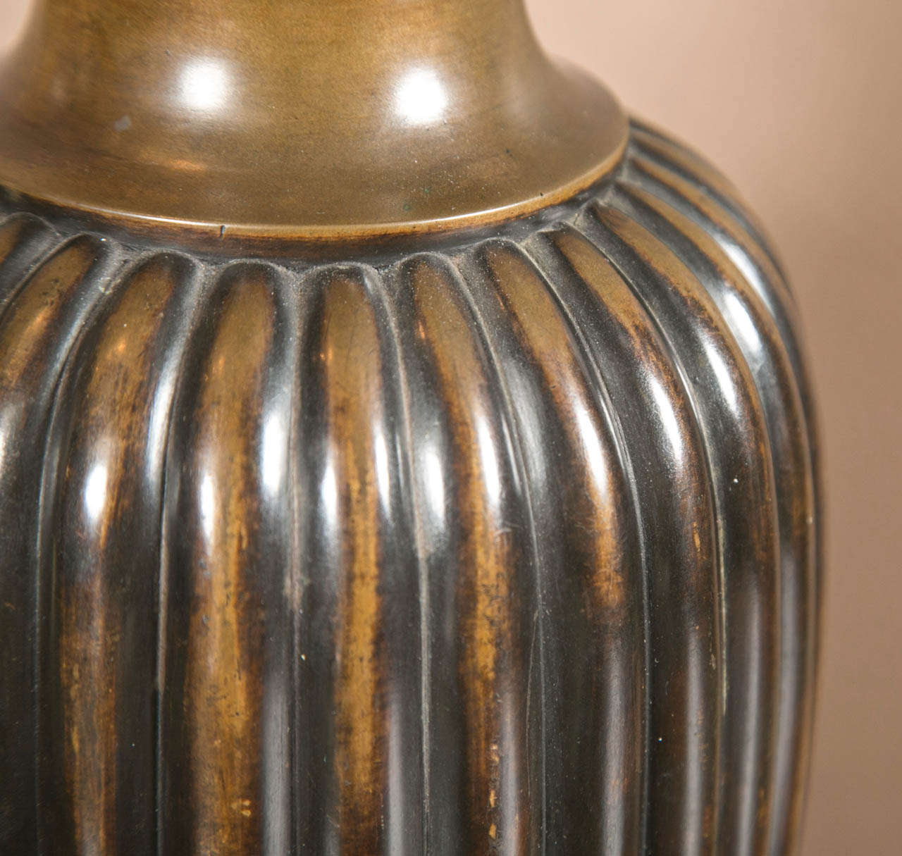 Japonais Vase lobé en bronze japonais