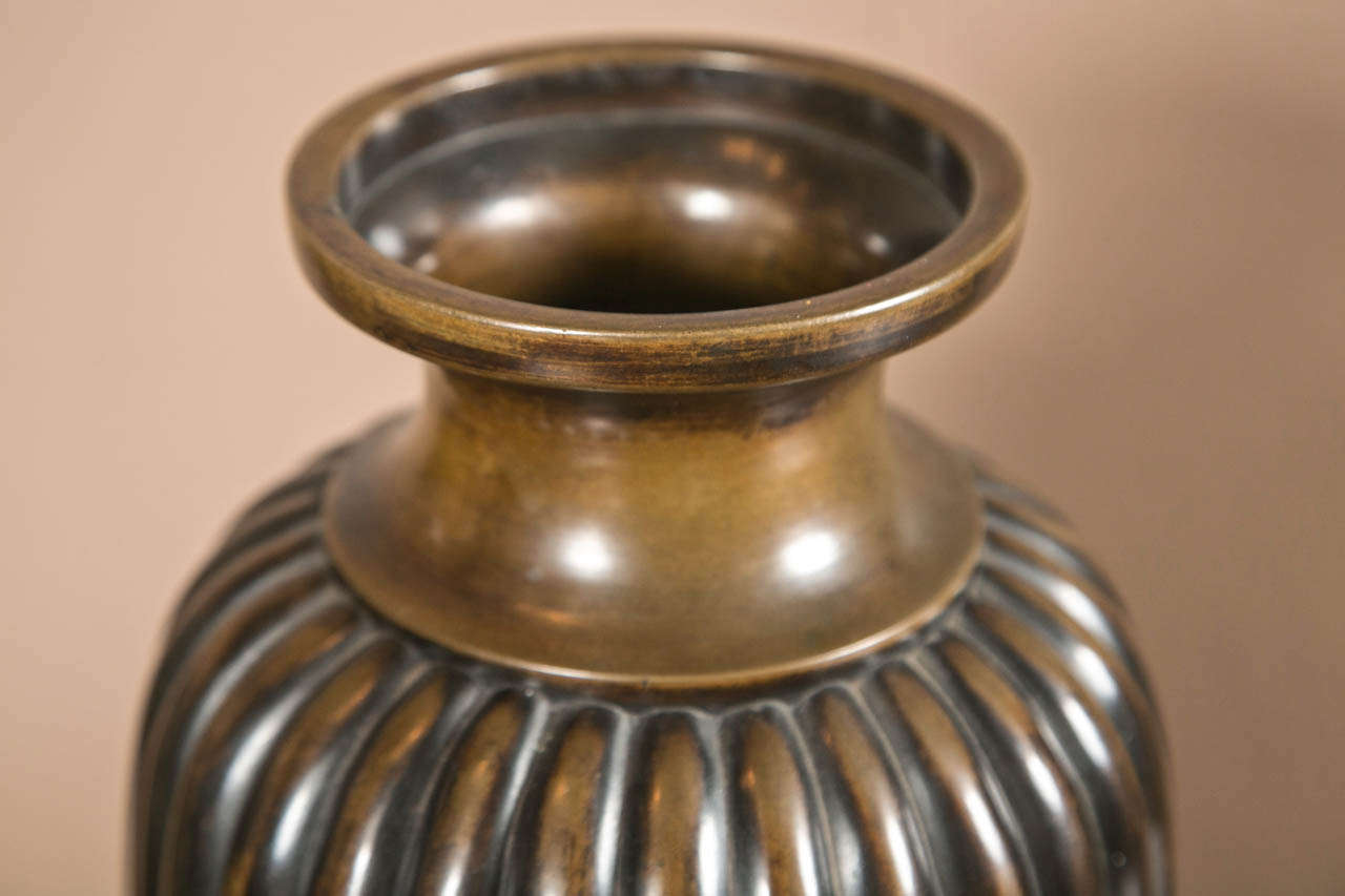 Vase lobé en bronze japonais Bon état à Stamford, CT