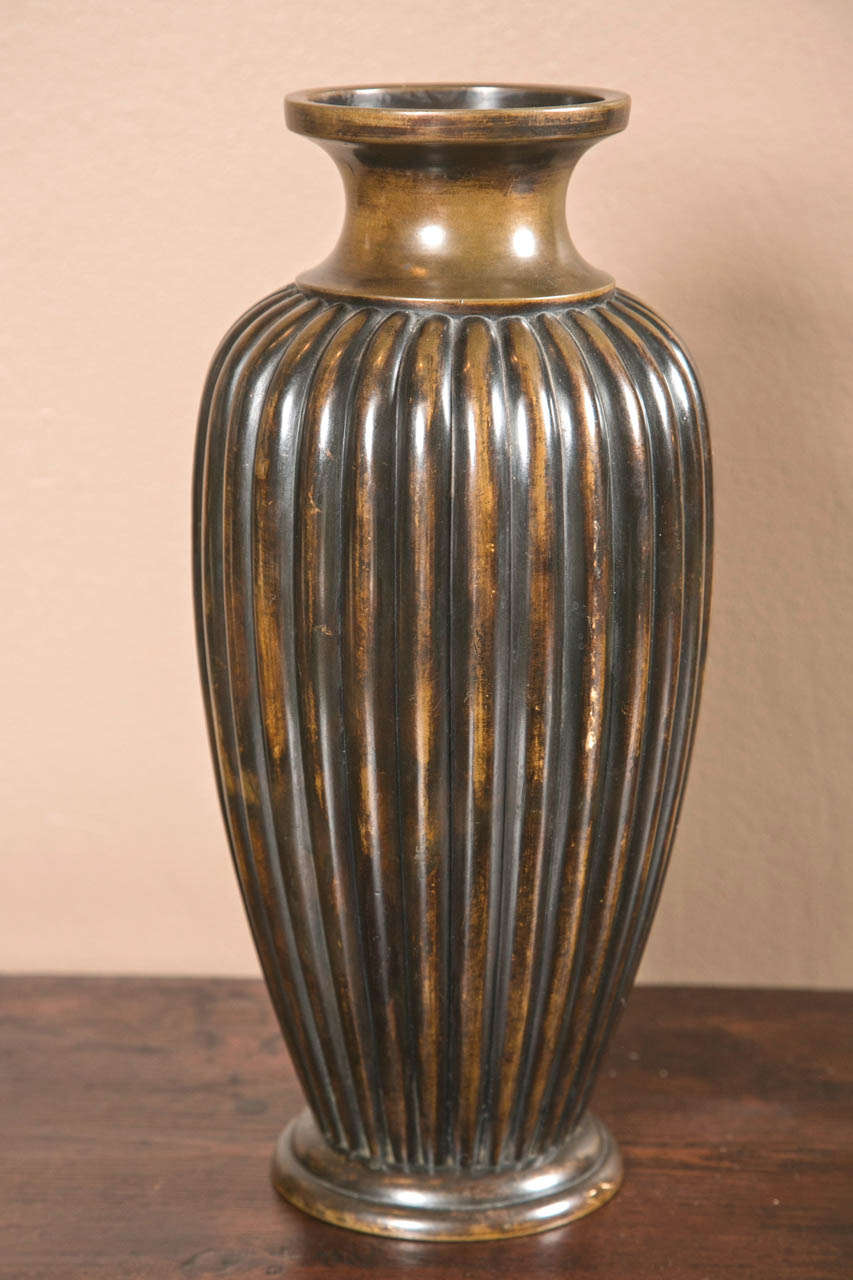 Un vase en bronze japonais ovoïde à plusieurs lobes avec une belle patine.
