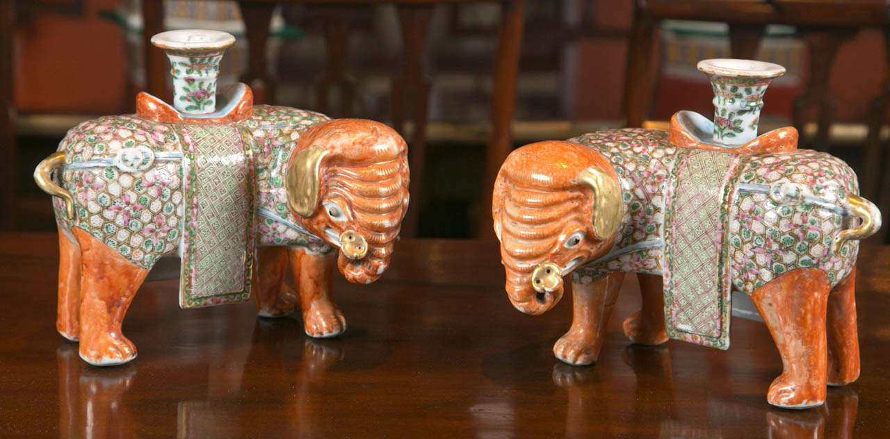 Paire d'éléphants en porcelaine d'exportation chinoise servant de bâtons d'encens.  Canton Rose Famille.