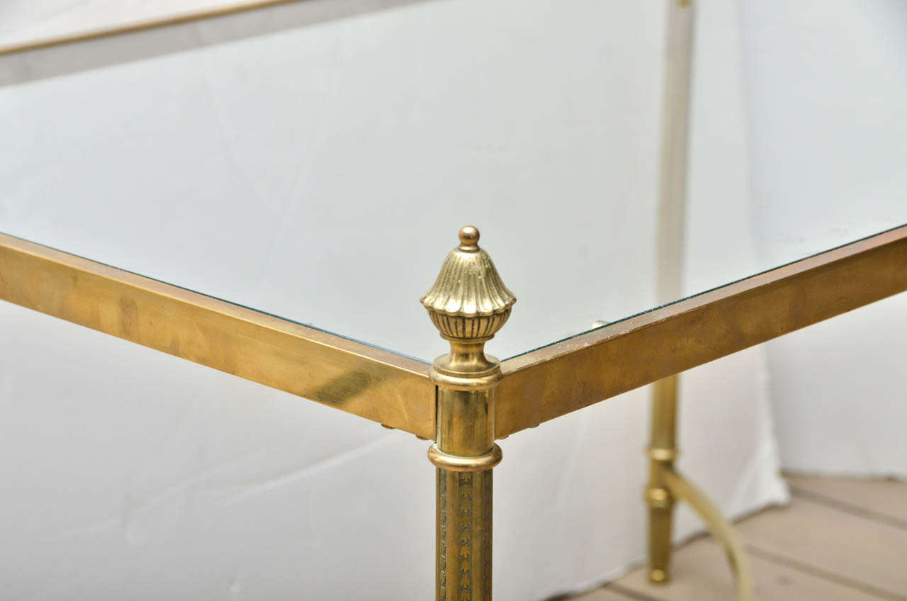 Mid-Century Modern Table d'appoint en laiton et en verre avec embouts de glands par Bagues