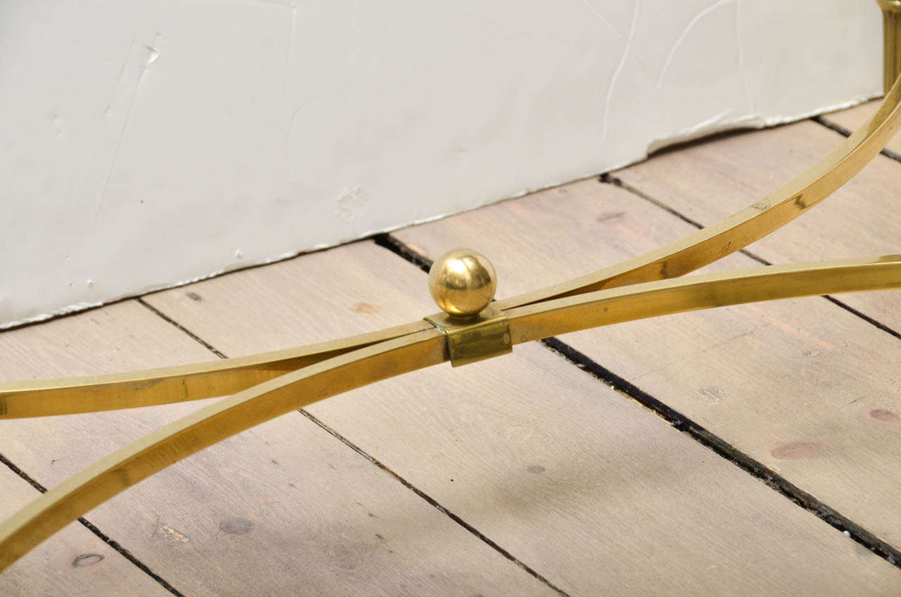 Français Table d'appoint en laiton et en verre avec embouts de glands par Bagues