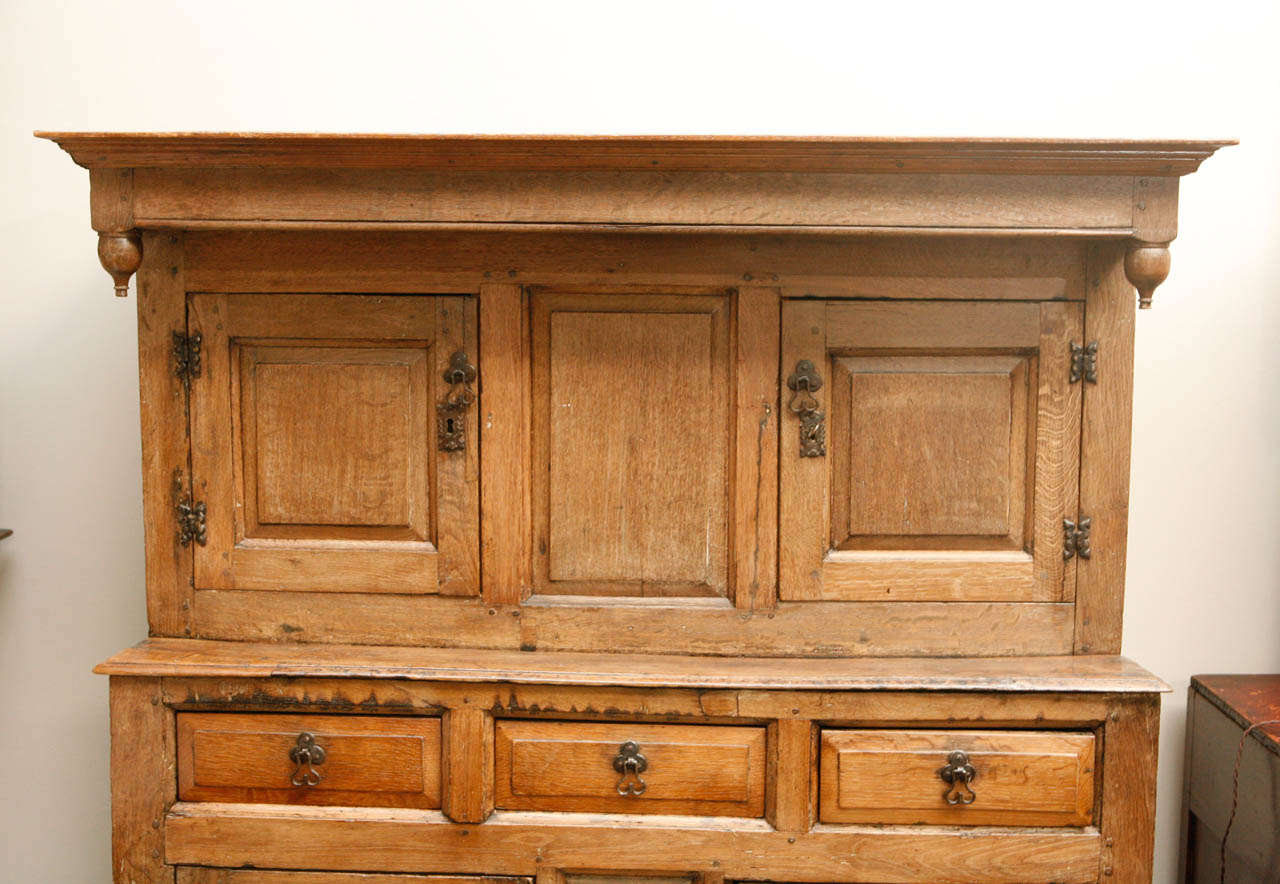 1800s English Court Oak Cupboard In Good Condition In Los Angeles, CA