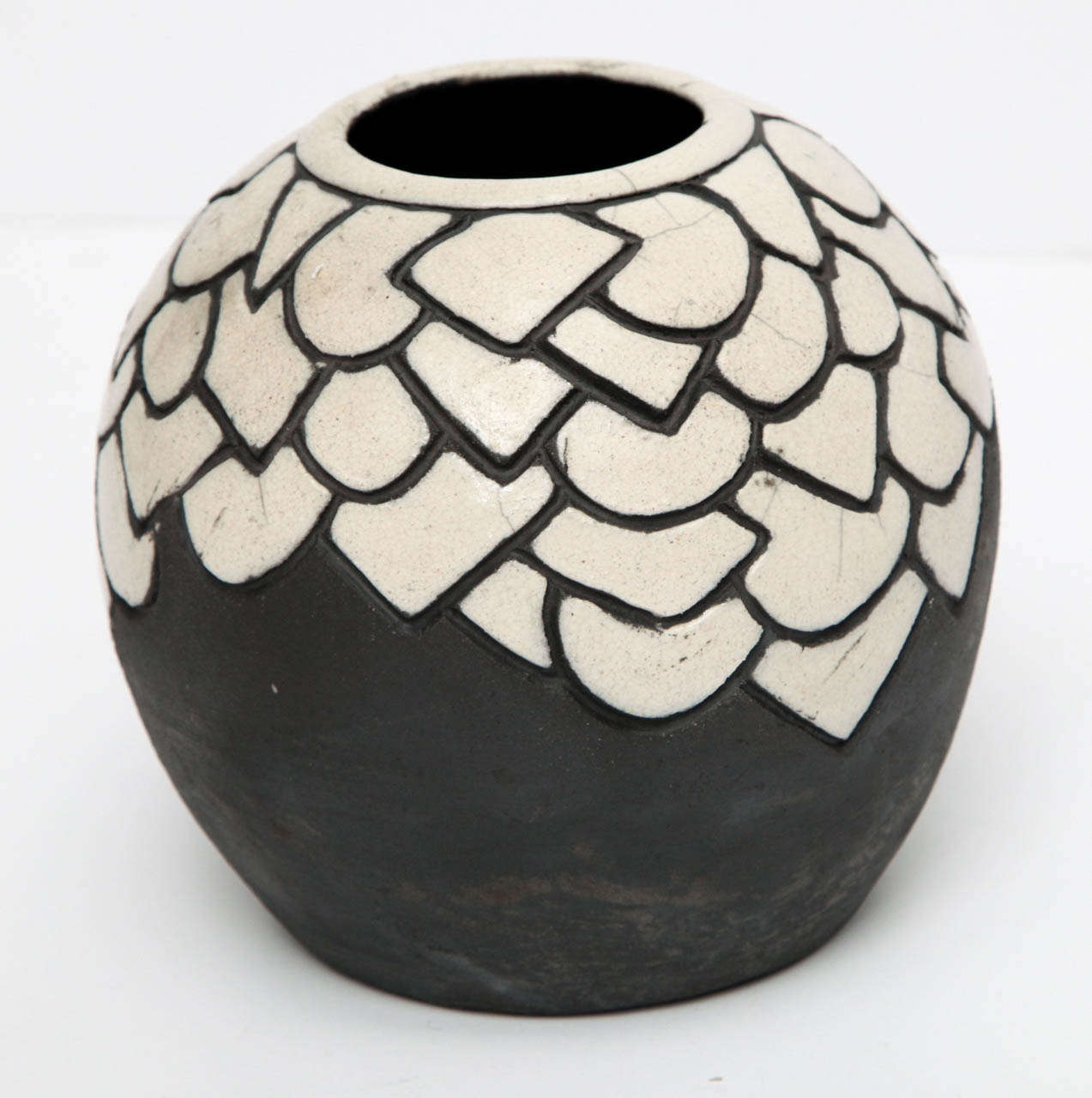 Raku ceramic with white enamel decor

Marked on the underside