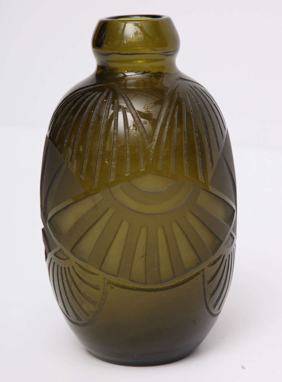 Vases en verre vert gravé à l'acide par Legras.

Signé 