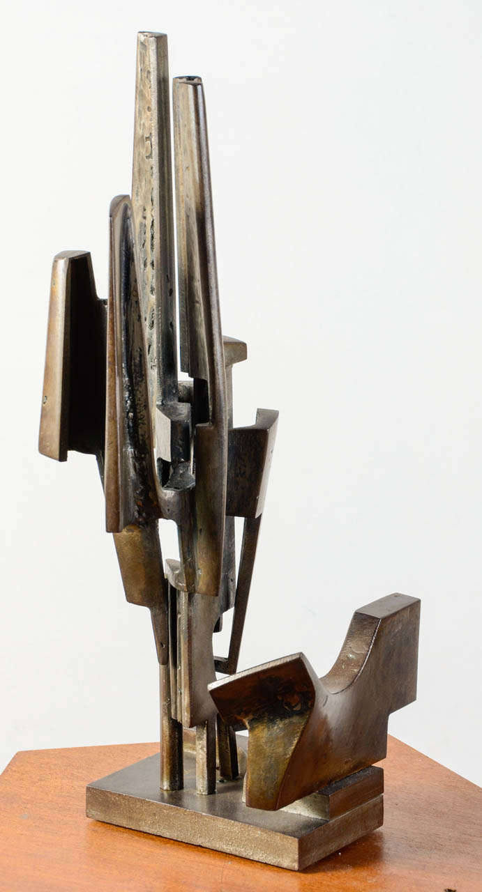 Une sculpture architecturale moderniste en acier patiné du sculpteur français Gérard Steele, né en 1928. Cette œuvre est unique et signée. Elle souligne l'amour de Mannoni pour les formes architecturales. Le sculpteur a souvent travaillé avec