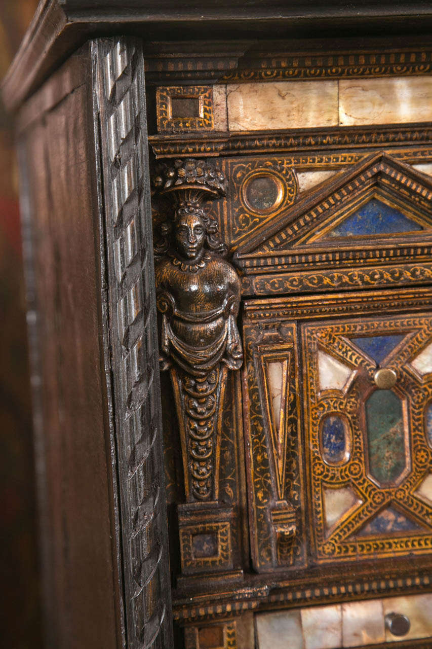 A Fine and rare Venetian table cabinet 2