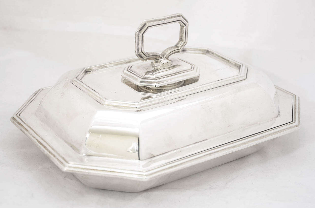 A pair of english sterling silver entree or vegetable dishes, made in London, 1933, by L.A.Crighton.
Superb quality and in very good condition.
Measures: 10" x 7.75".