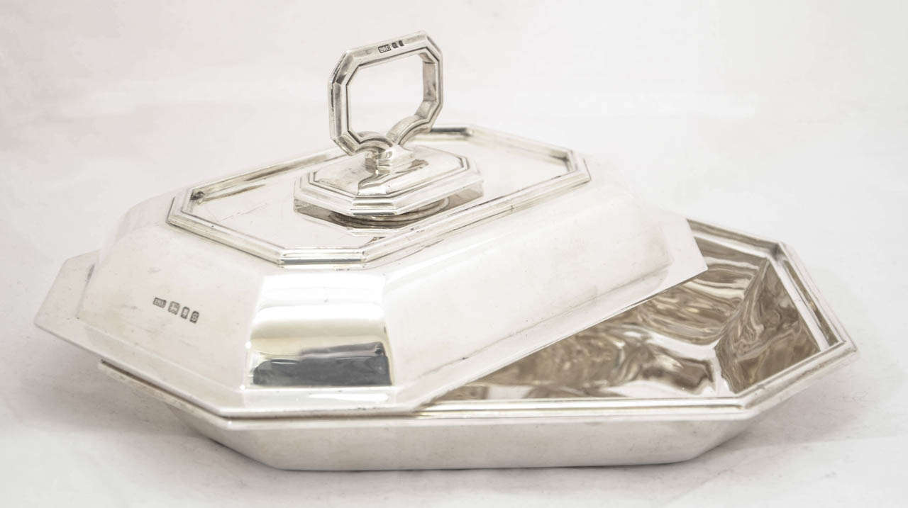 Pair of English Sterling Silver Vegetable Dishes and Covers In Good Condition In London, GB