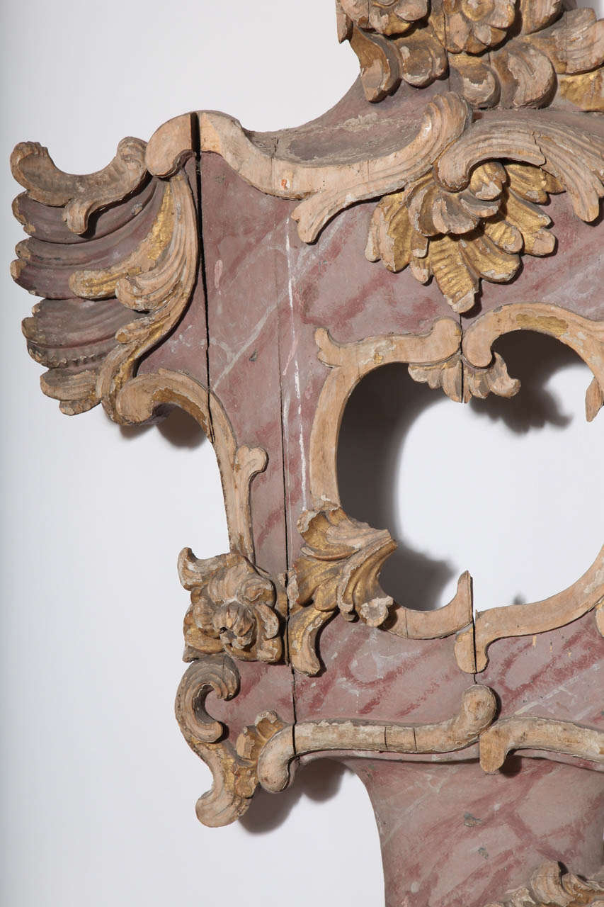 An 18th Century Rococo Carved, Painted and Gilded Reliquaire In Good Condition For Sale In New York, NY
