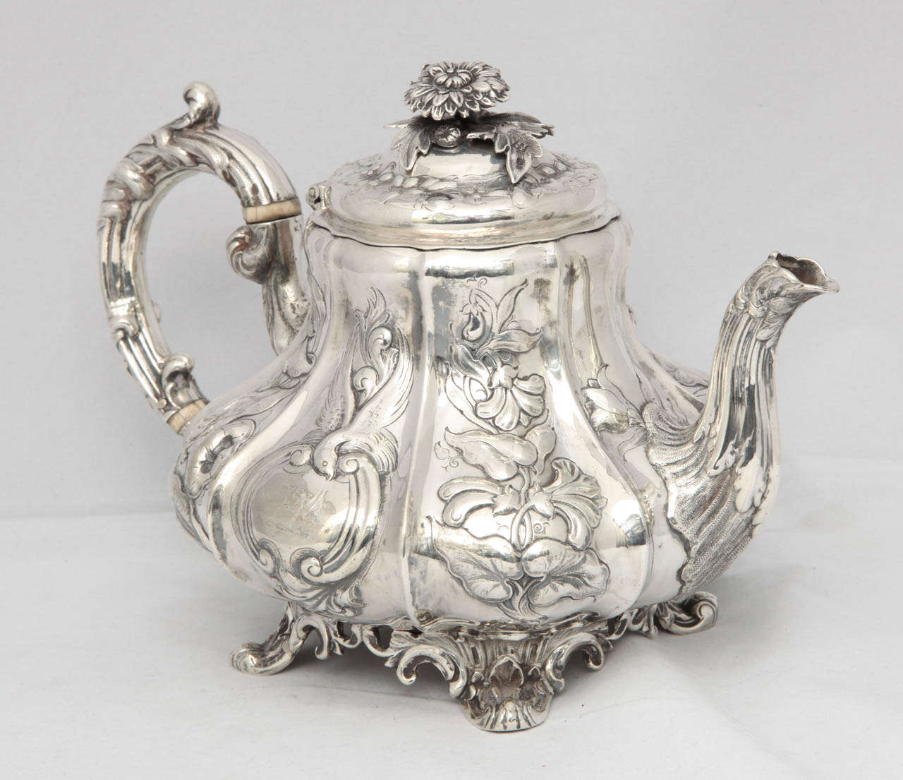 Wunderschöne:: viktorianische Teekanne aus Sterlingsilber mit Fuß und blütenförmigem Abschluss:: London:: 1852:: Jos. Savory & Albert Savory - Hersteller. Kartusche zeigt ein Wappen mit einem 