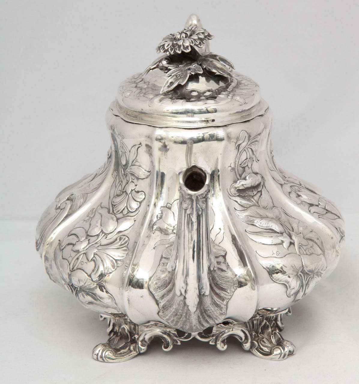 Viktorianische Sterlingsilber-Teekanne mit Fuß (Britisch)