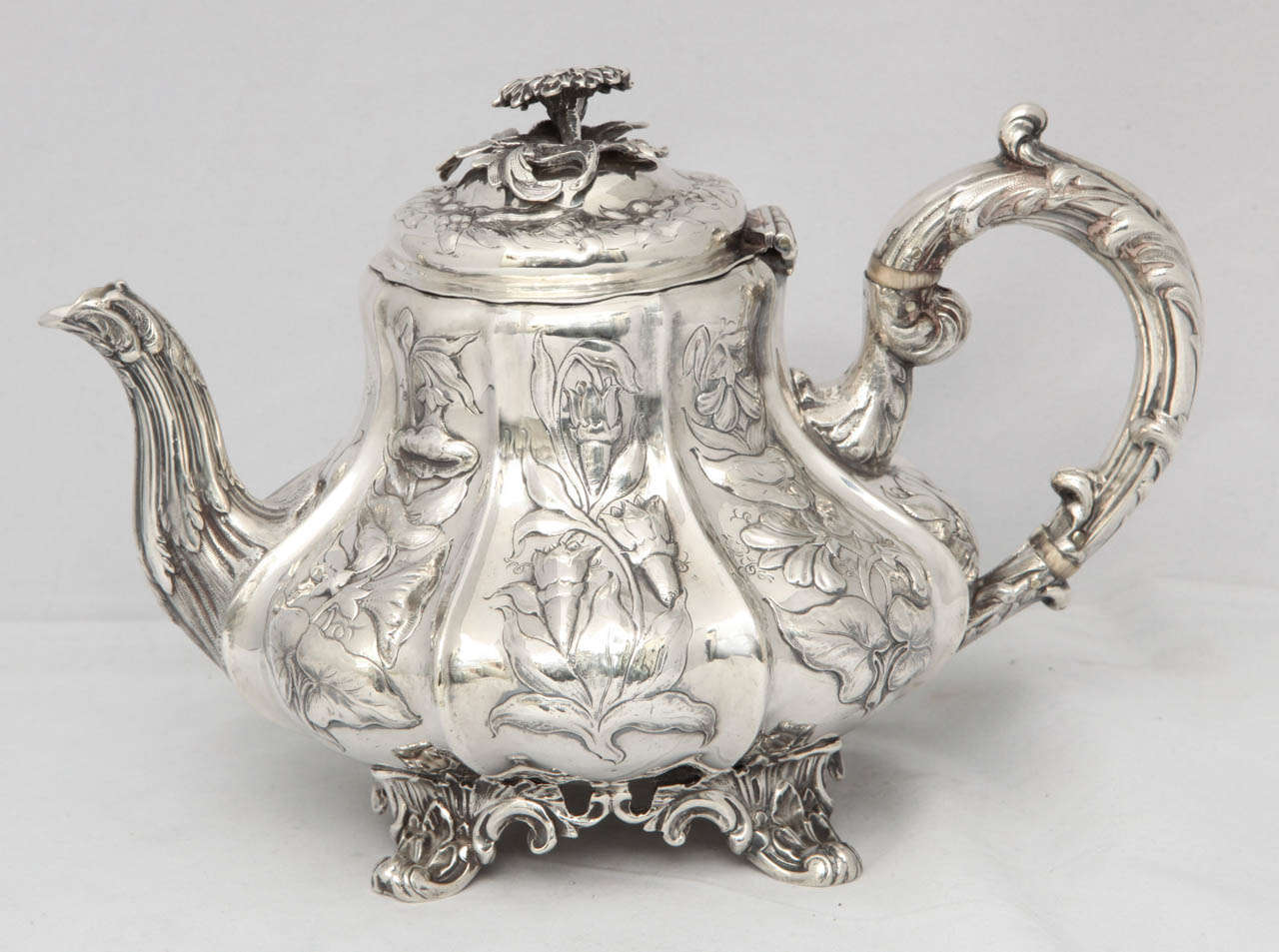 Viktorianische Sterlingsilber-Teekanne mit Fuß im Zustand „Hervorragend“ in New York, NY