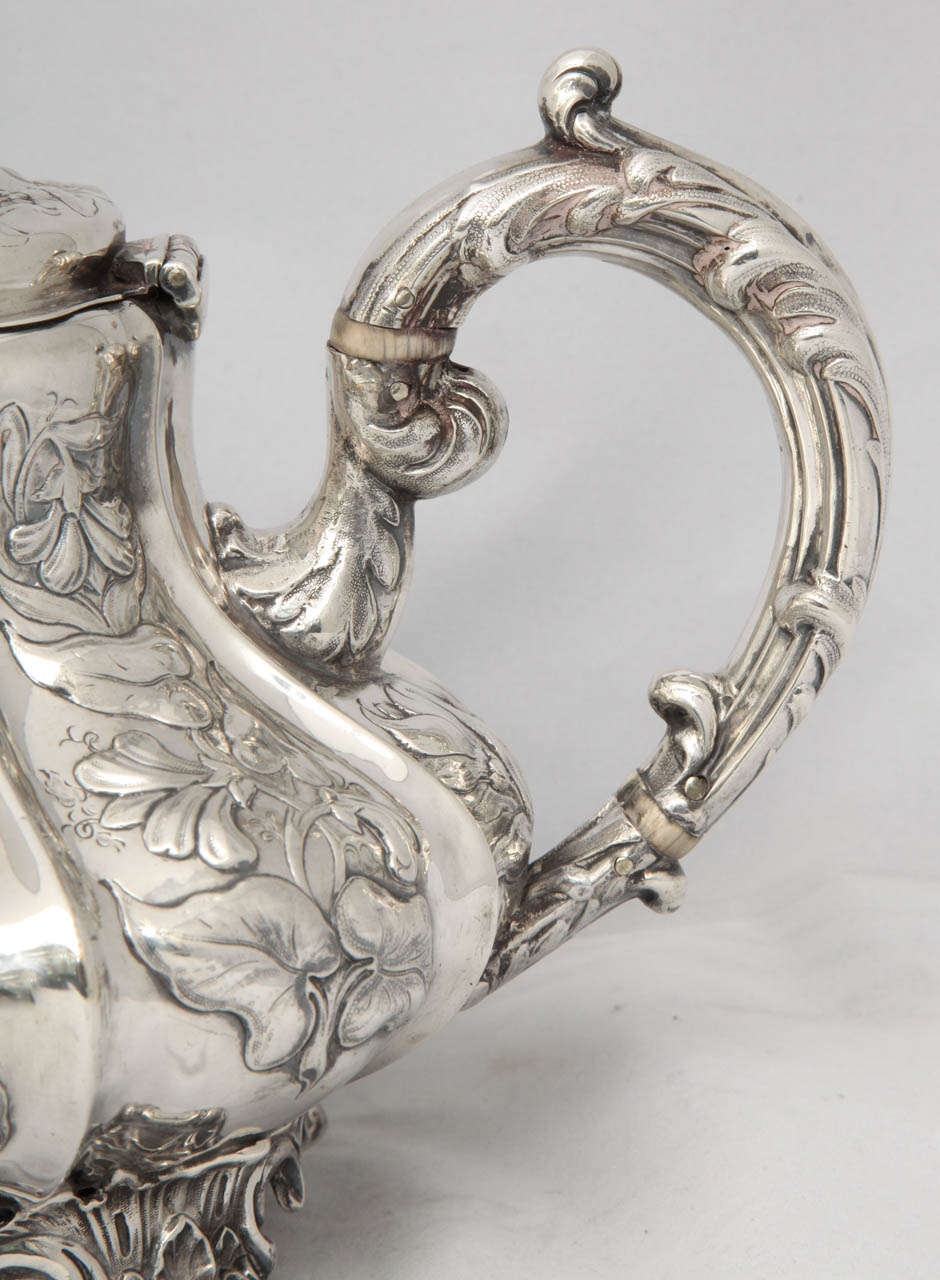 Viktorianische Sterlingsilber-Teekanne mit Fuß (19. Jahrhundert)