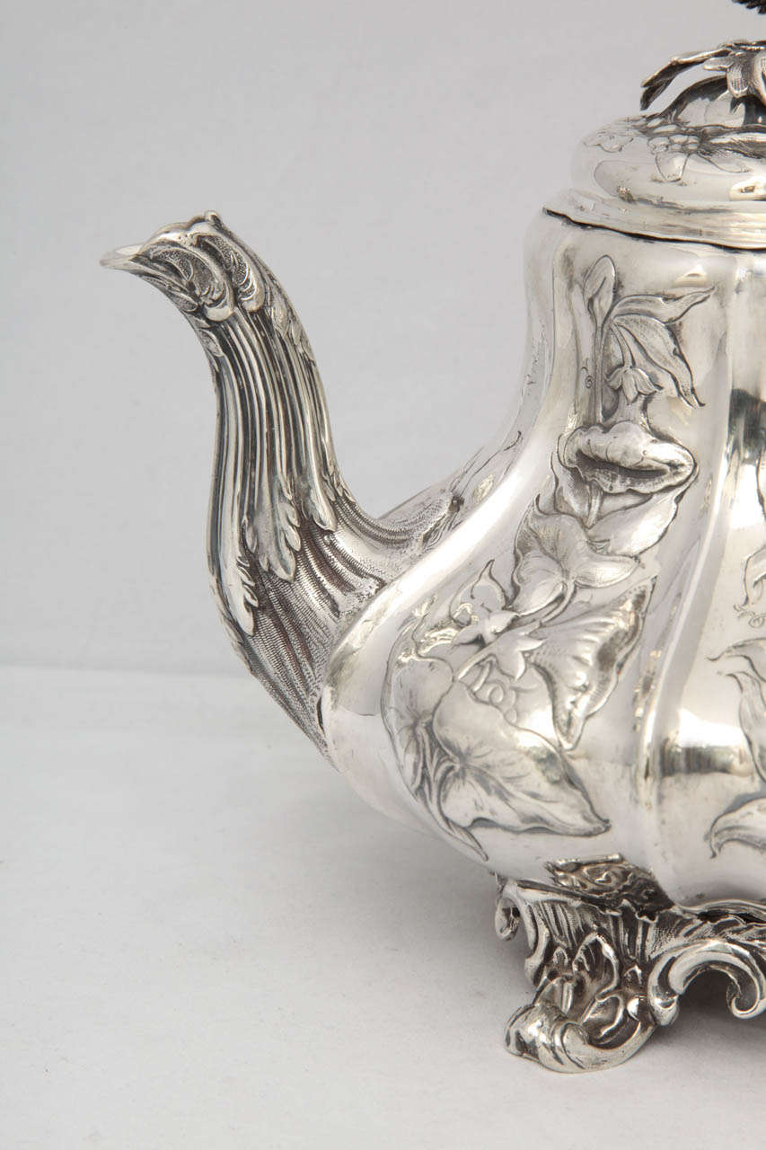 Viktorianische Sterlingsilber-Teekanne mit Fuß 1