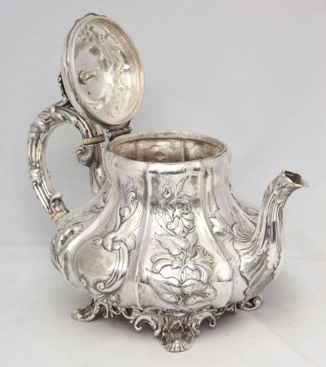 Viktorianische Sterlingsilber-Teekanne mit Fuß 2