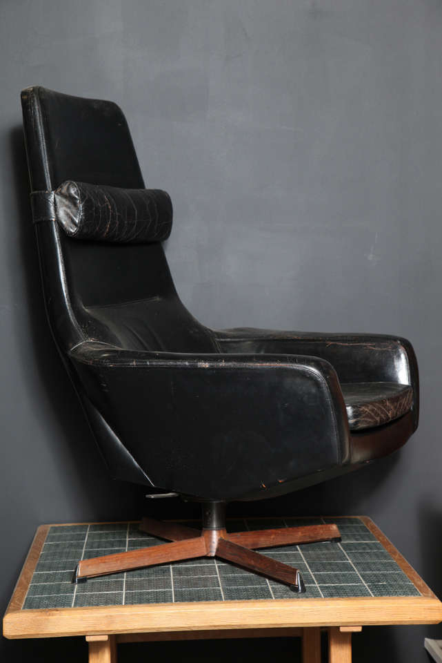 Vintage 1960s HW Klein Swivel Club Chair from Denmark.

This Vintage Chair is in excellent shape and the leather is broken in enough to make yourself instantly comfortable from the first day it is placed in your home. Rare and lovely. Ready for