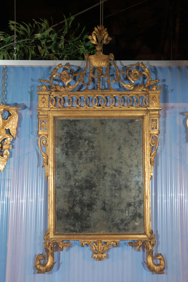 Georgian mirror with gilded carved wood frame, 18th century.