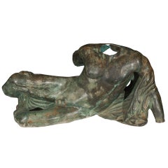 Homme couché en bronze