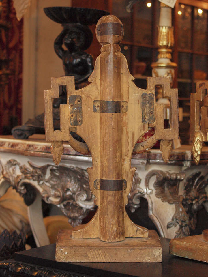 Pair of 18th c. Louis XVI Italian Gilt Wood Urns For Sale 3