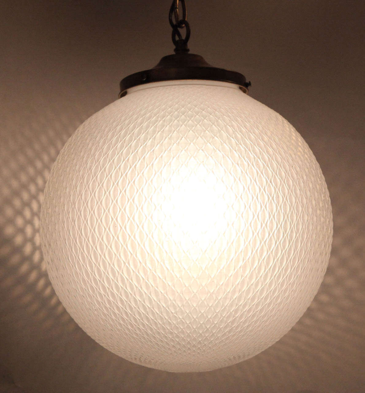 Un luminaire à globe sphérique en verre opalescent Excellent état à New York, NY
