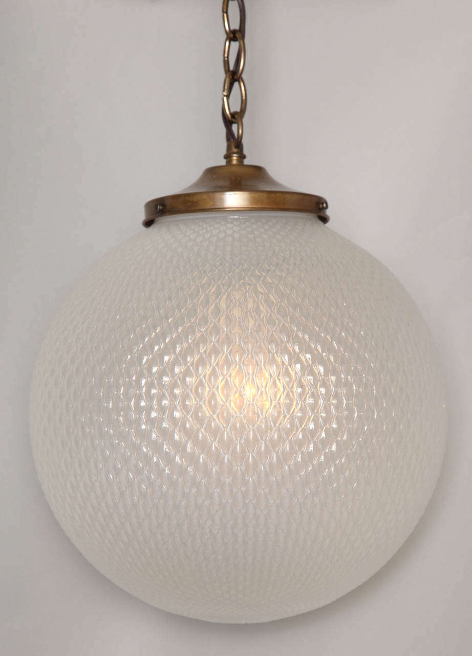Milieu du XXe siècle Un luminaire à globe sphérique en verre opalescent